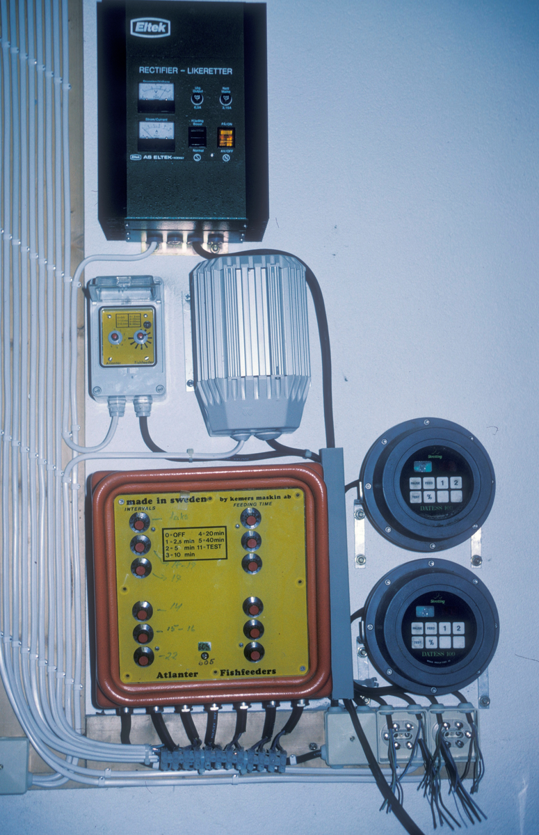 Tex-Fisk A/S, Bjugn 1986 : Teknisk utstyr, bl.a. kontrollpanel for fôrautomatene og en likeretter.