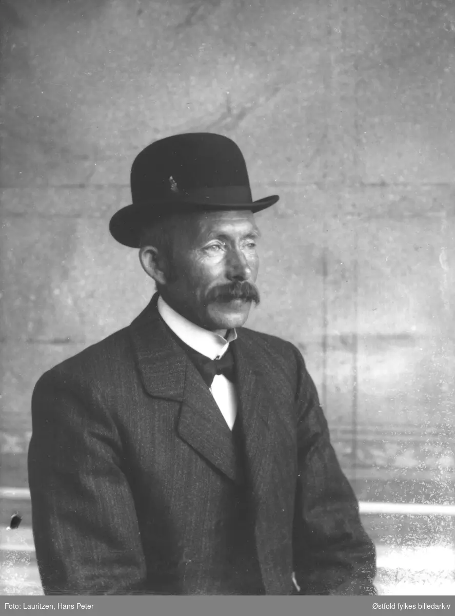 Johan Aksel Lauritzen i Rygge. Fotografens bror med hatt.