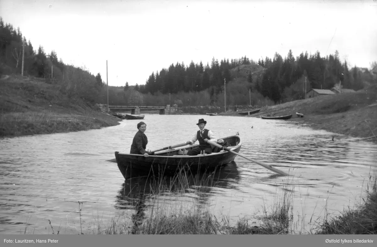 Gudrun Olsen i Hølen og Fredrik Lauritzen  i Såner, er på båtur på Såna eller Hølenelva i Såner.