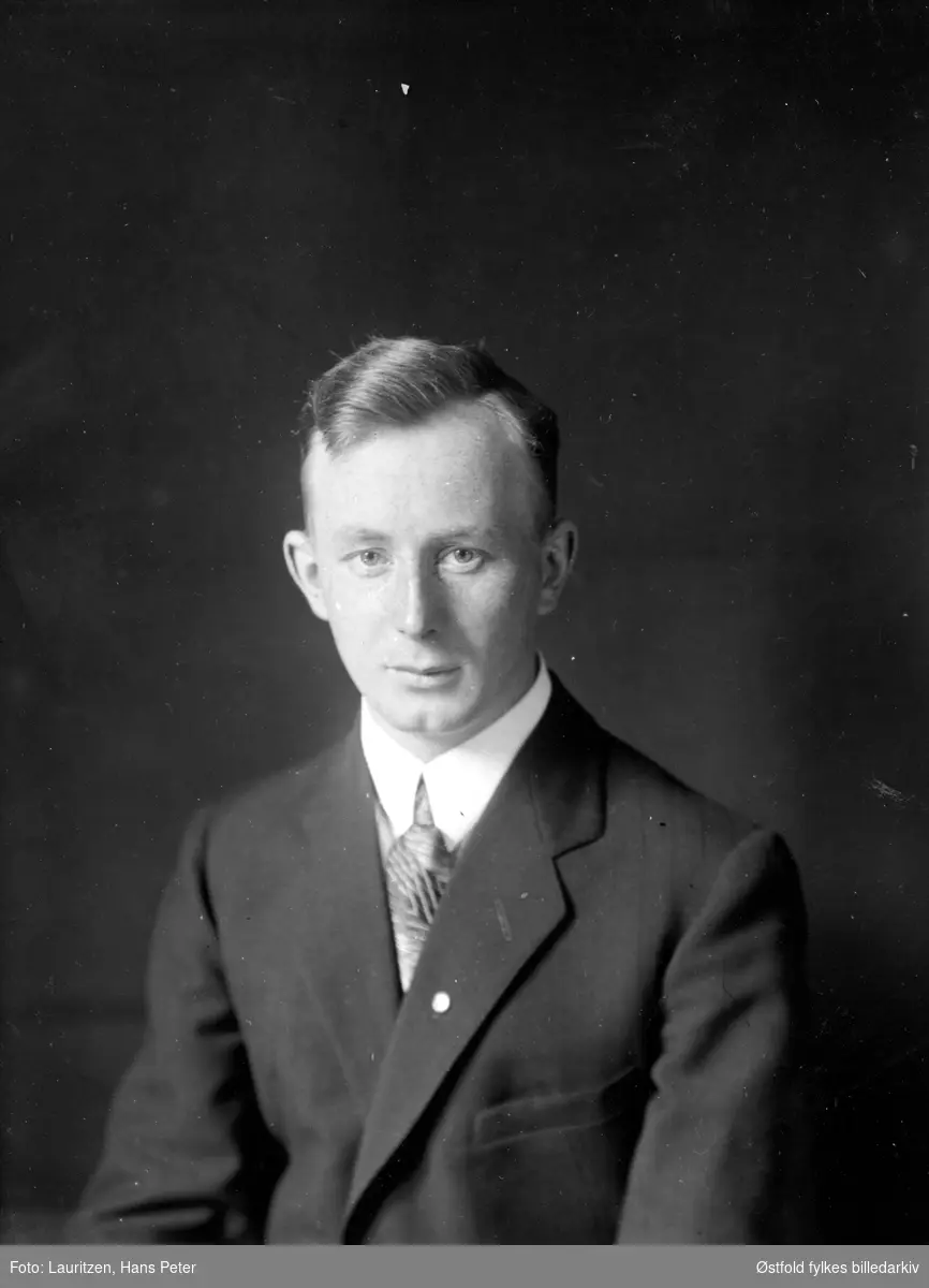 Portrett av Robert William Lauritzen, fotografens sønn.  Ca 1920-25.