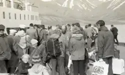 Turister og andre reisende på kaia etter anløp av Hurtigrute