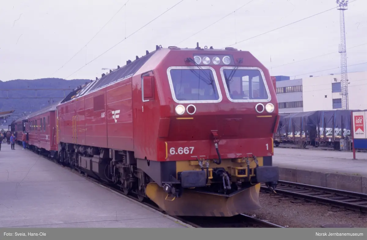 Diesellokomotiv Di 6 667 med persontog til Mo i Rana, tog 477, på Trondheim stasjon