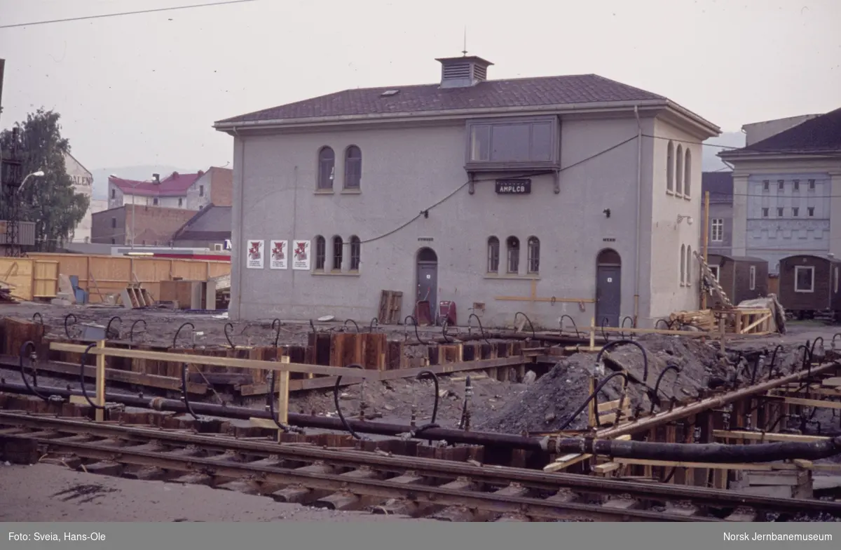 Bygging av ny personundergang på Drammen stasjon. I bakgrunnen bygningen som rommet Stillverk 1