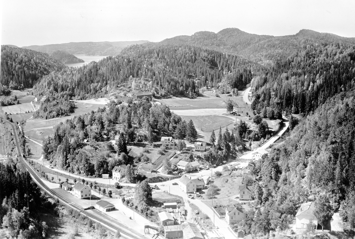 Luftfoto over området ved Sannidal stasjon. Bebyggelsen rundt. 1.juli.1959