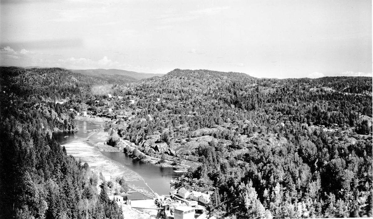 Luftfoto over fraVadfos bruk og oppover elva. 1.juli 1959.