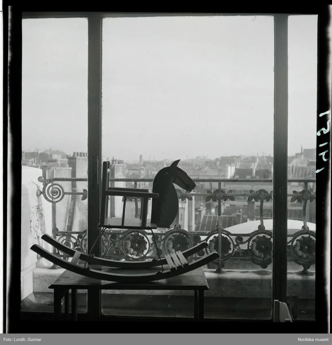 1950. Paris. Gunghäst vid fönster