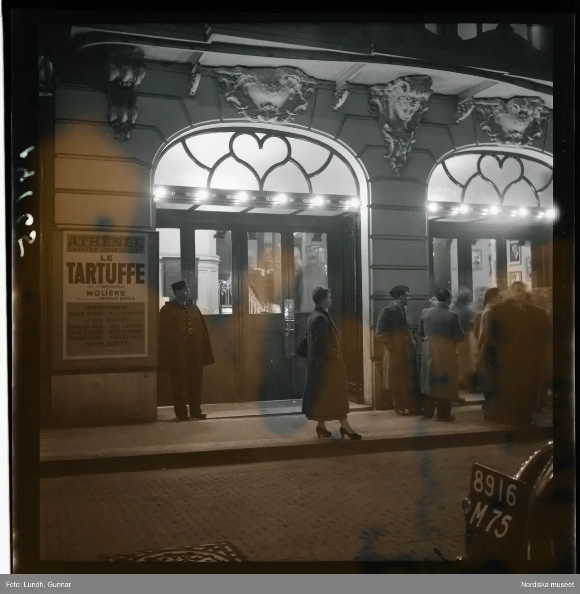 1950. Paris. Utanför Athénée Theatre Louis Jouvet där det spelas Le Tartuffe.