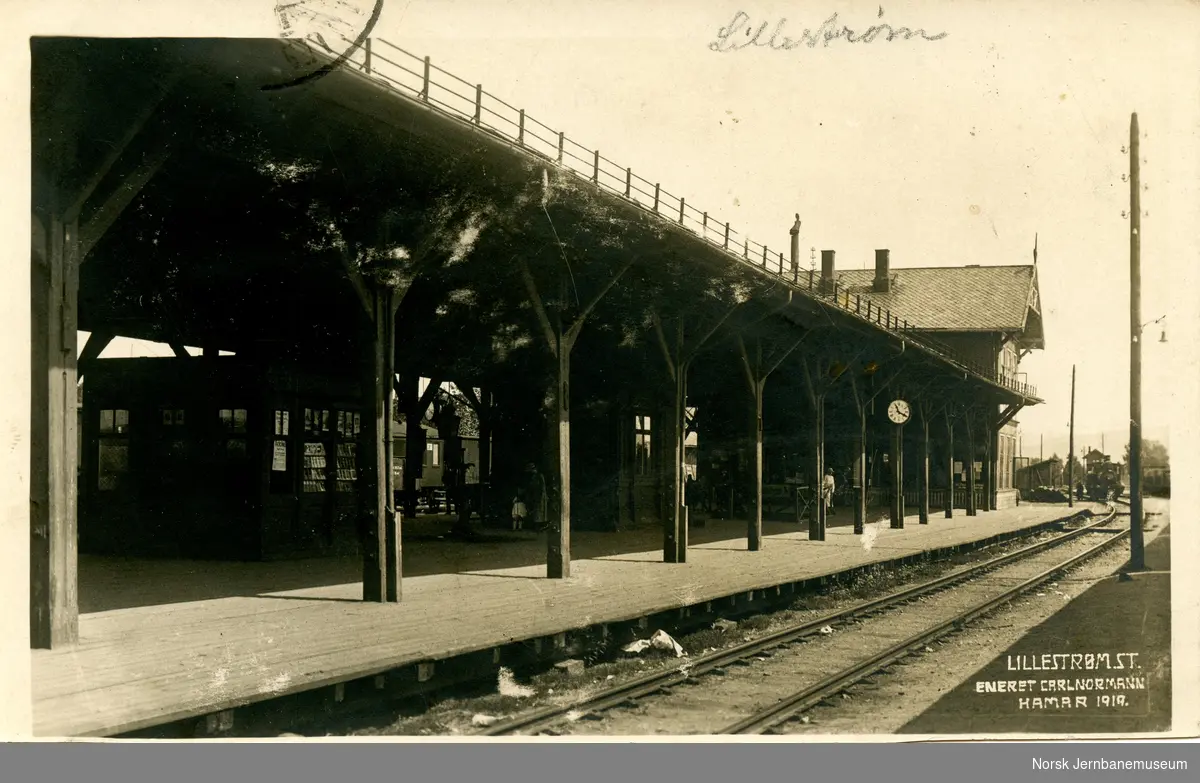 Lillestrøm stasjon med overbygget plattform