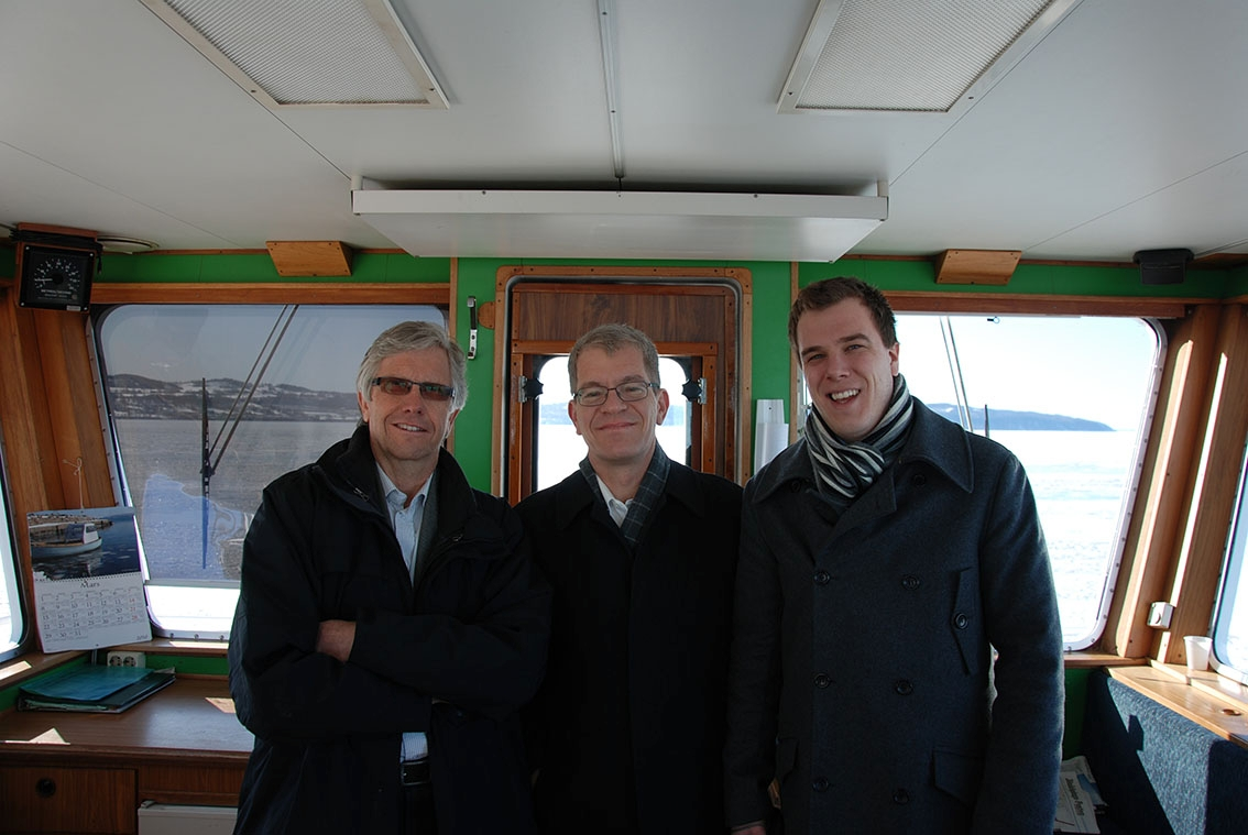 Tre glad män på kommandobryggan på färjan från Gränna till Visingsö.