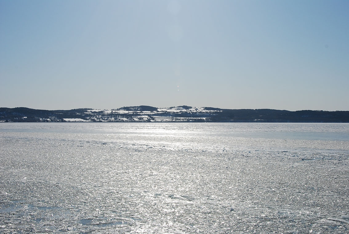 Utsikt över is och mot Gränna från färjan på väg mot Visingsö.