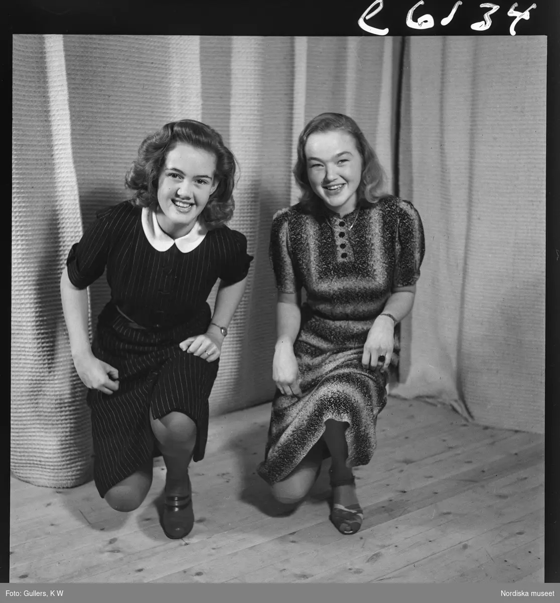 505 Wityansky Teaterskola för Allers. Två kvinnliga teaterelever poserar på knä.