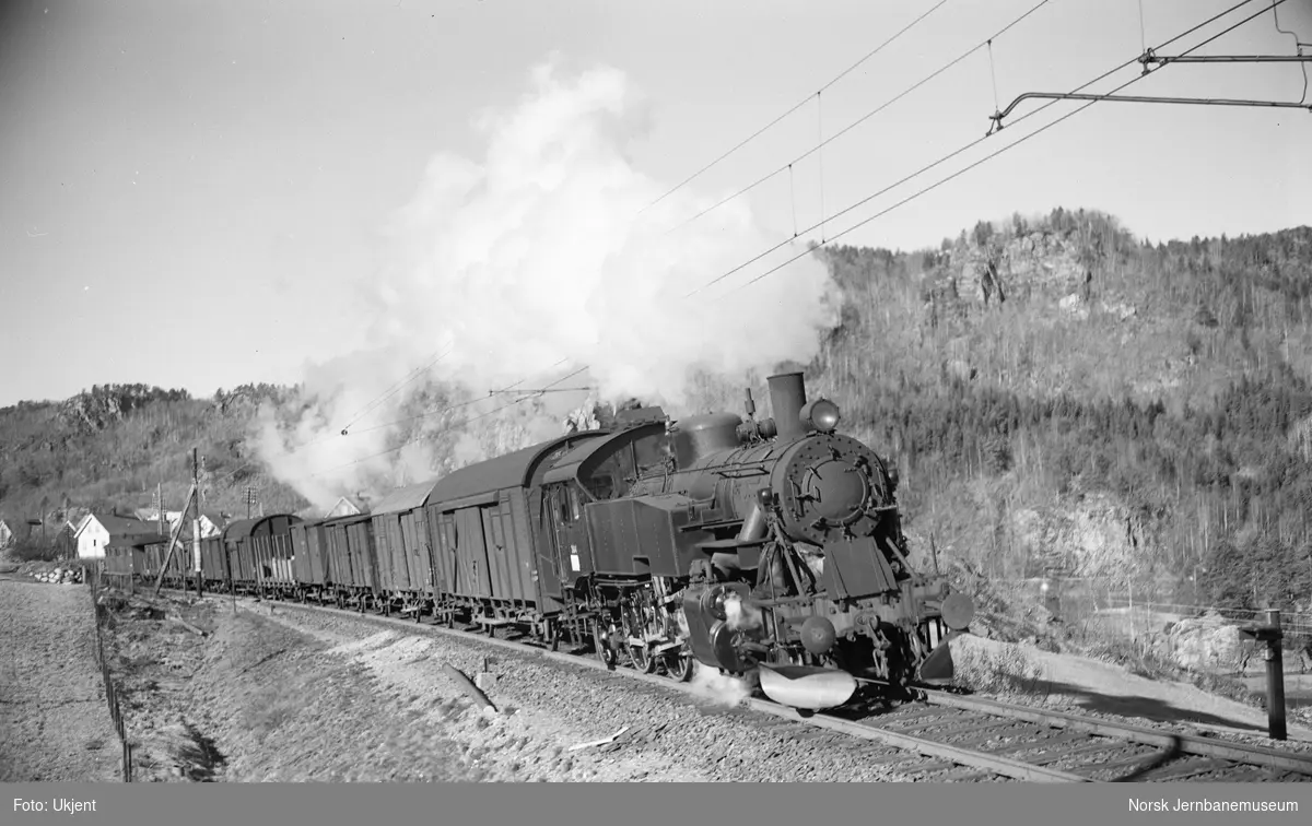 Damplokomotiv type 32c 384 med lokalgodstog ved Kvarstein på Sørlandsbanen