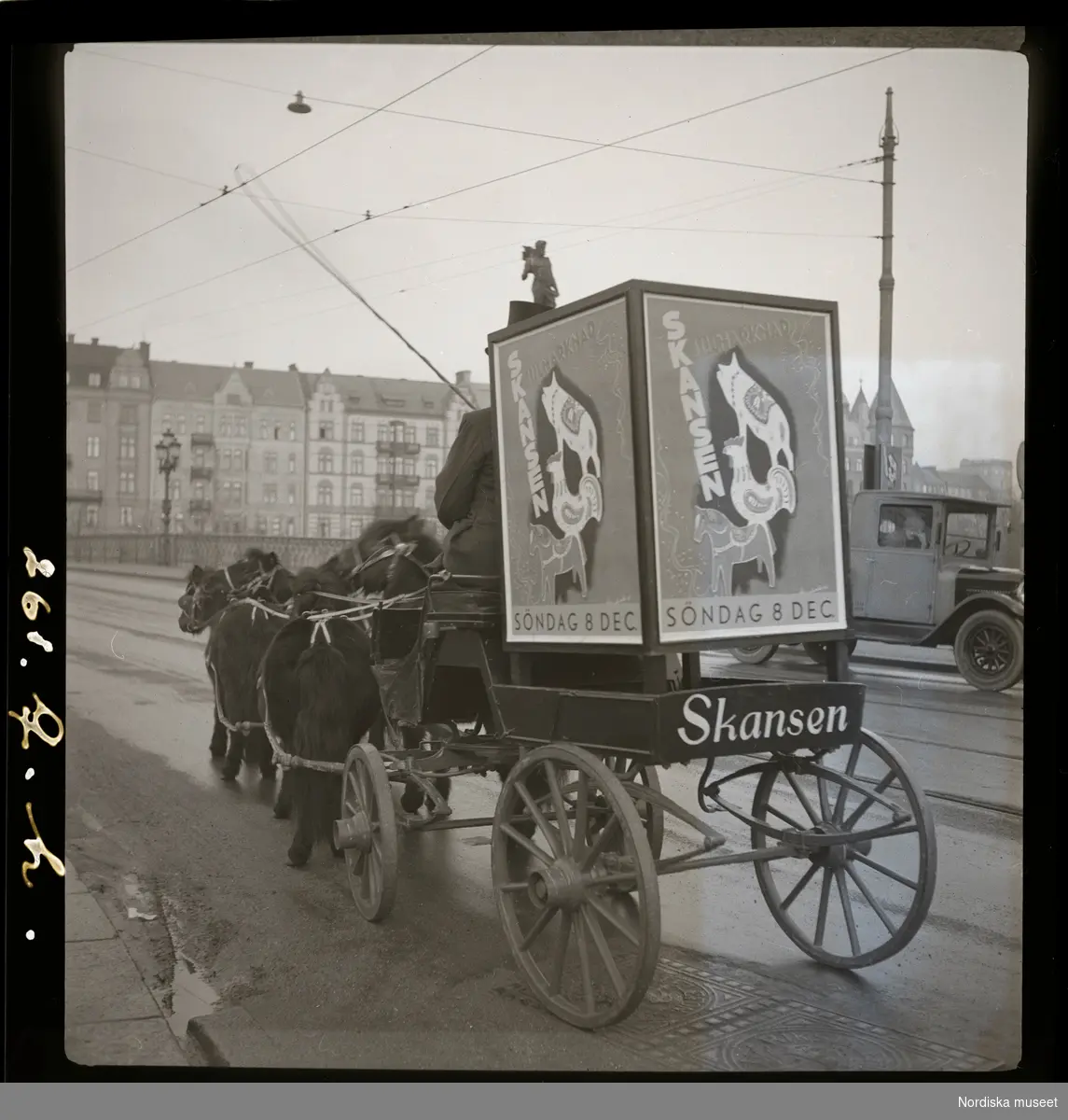 Vagn dragen av schetlandsponnys över Djurgårdsbron. Reklam för Skansen julmarknad söndag 8 dec.