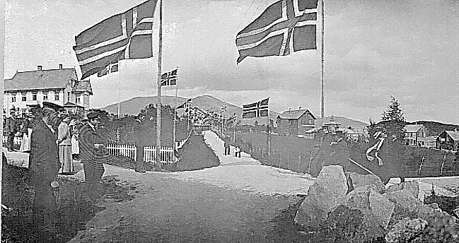 Krysset ved direktørboligen til VDS på Stokmarknes, pyntet i forbindelse med kongebesøket til kong Haakon VII i 1907