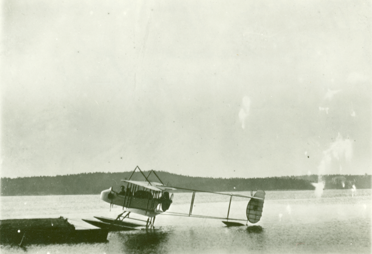 Sjöflygplan Farman HF 23 / SW 11 vid Karlskrona sjöflygstation, 1915. Vy från sidan.