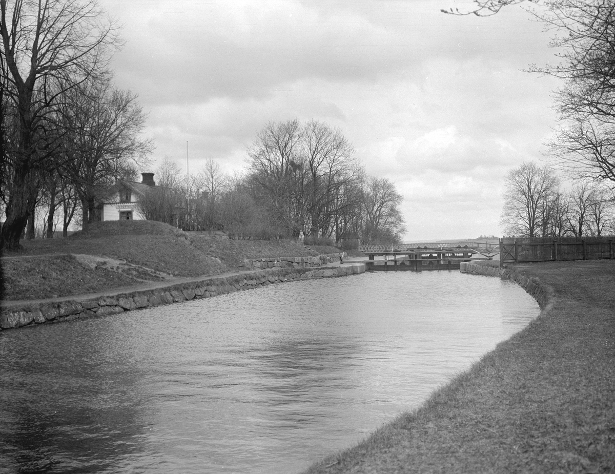 Nykvarns sluss gavs samma storlek som Göta kanals slussar. På så sätt kunde man ansluta vattenleden till Linköpings centrala delar. Arbetet med att gräva igenom holmen på platsen i Stångån påbörjades i april 1865. Den 19 september 1867 kunde ångaren HANS BRASK som första fartyg stäva igenom slussen.
