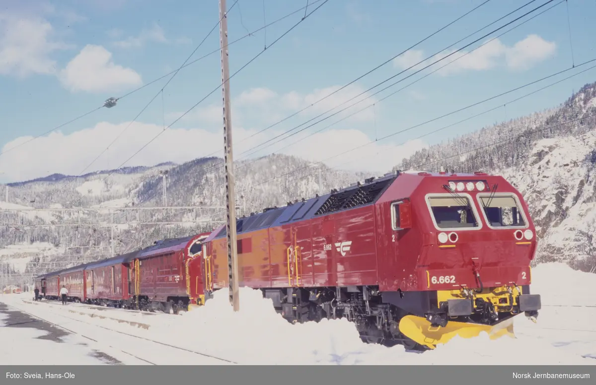 Diesellokomotiv Di 6 662 som ekstra forspannlokomotiv i dagtoget fra Trondheim over Røros til Oslo S, tog 302, på Støren stasjon