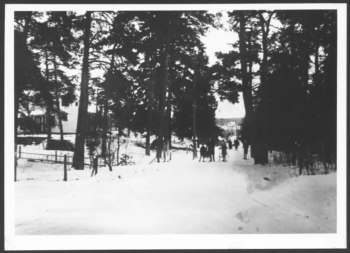 Pappa Lindmalm med söner på sparkutflykt på Örby slottsväg i början av 1920-talet.
 ; Lindmalm - se text som vi fått
Backen ner mot Juliaborg, som syns i bakgrunden.