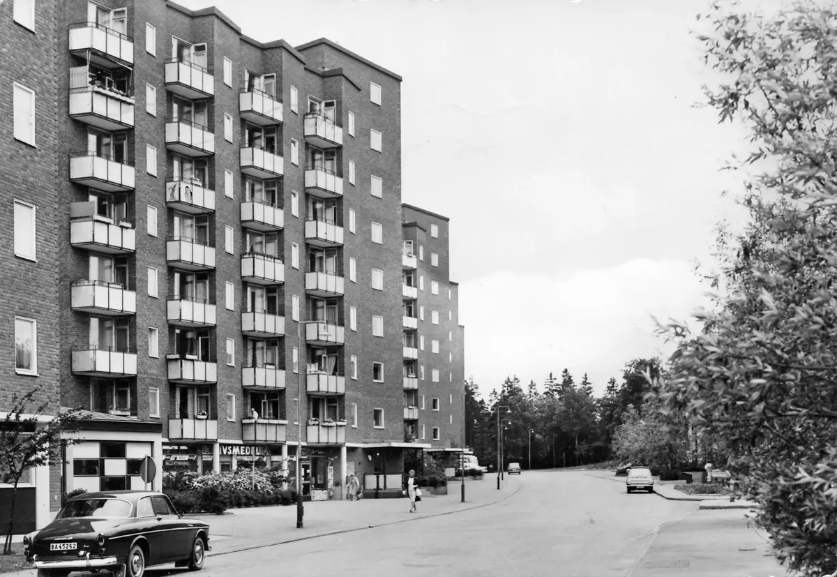 Annebodavägen, Älvsjö.  ; BHF studiecirkel ht 2016:
Blomsterfondens hus, byggt 1958.