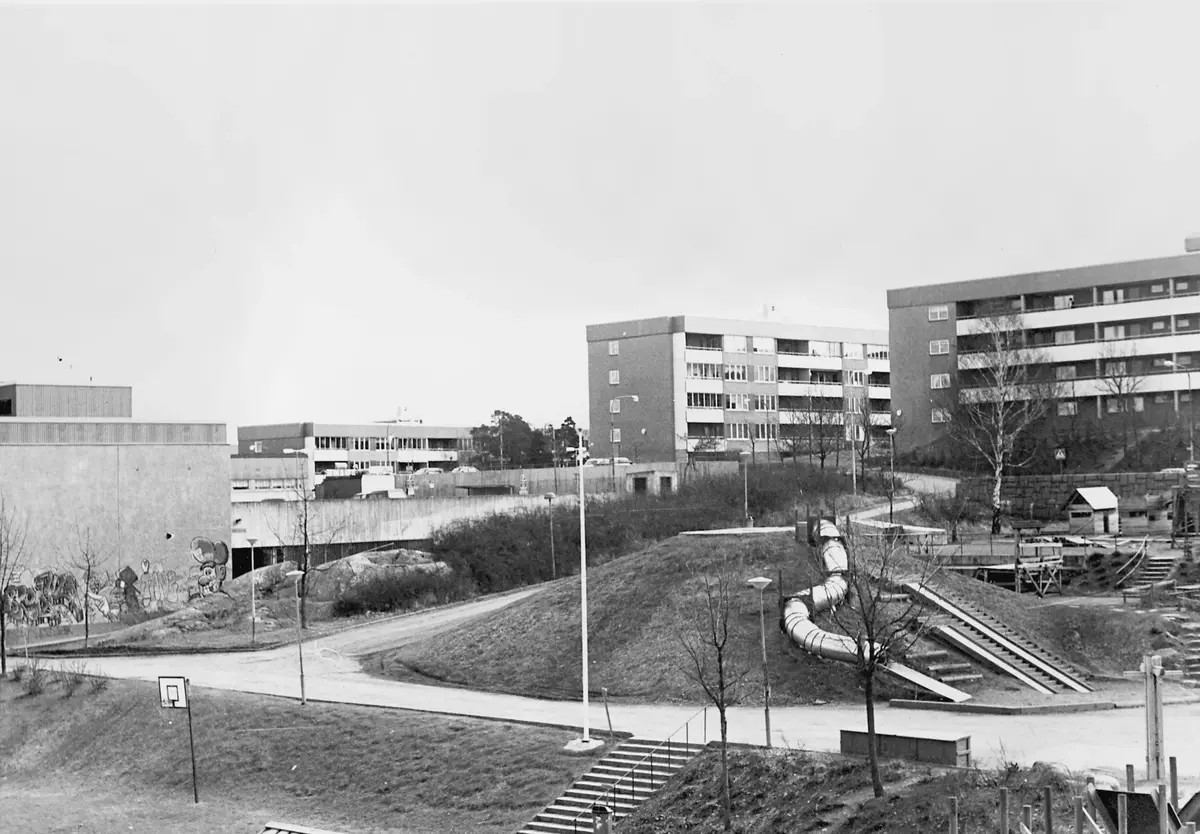 Lekparken intill Östbergaskolan 1992. ::