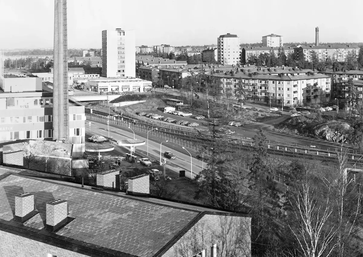 Utsikt från Skebokvarnsvägen 352 mot Högdalens centrum 1975.