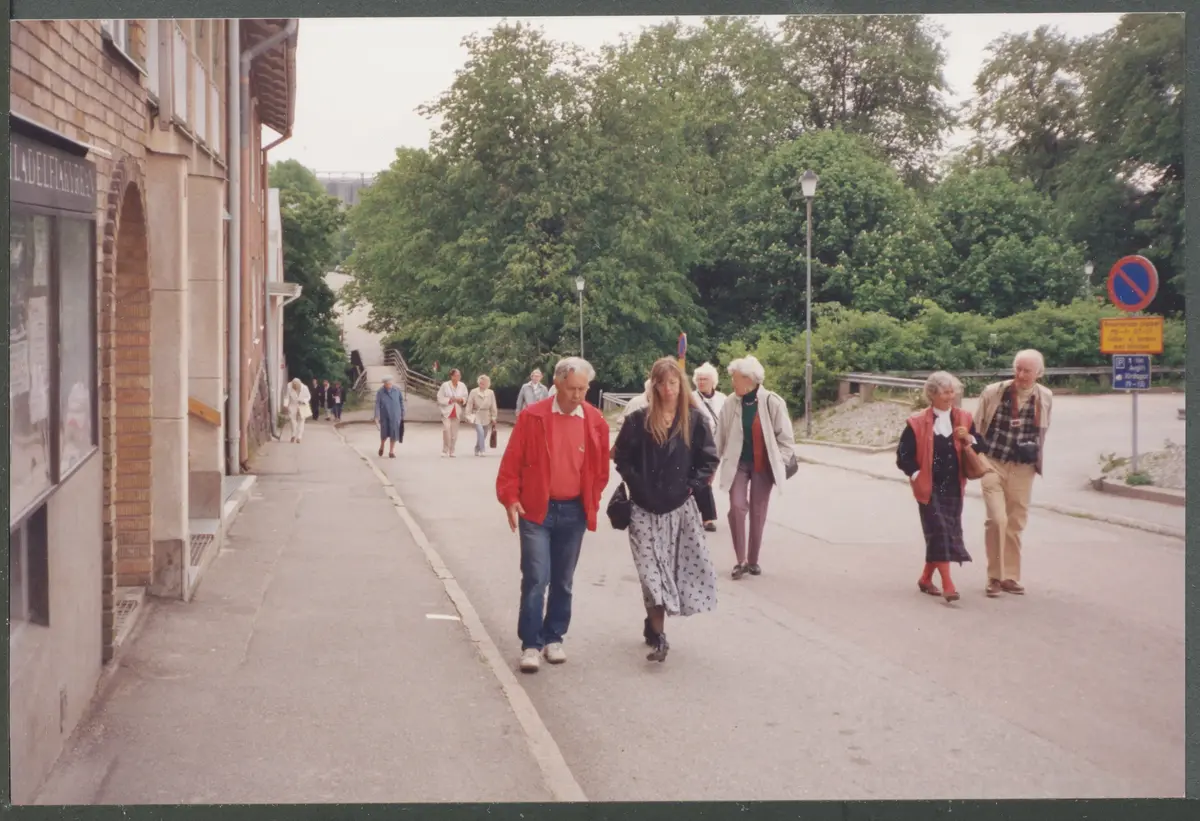 Bussresa 1994 till Nynäs och Nyköping. Vid Behmbrogatan ovanför Nyköpingsån. Foto: Neida och Stig Jonsson.
