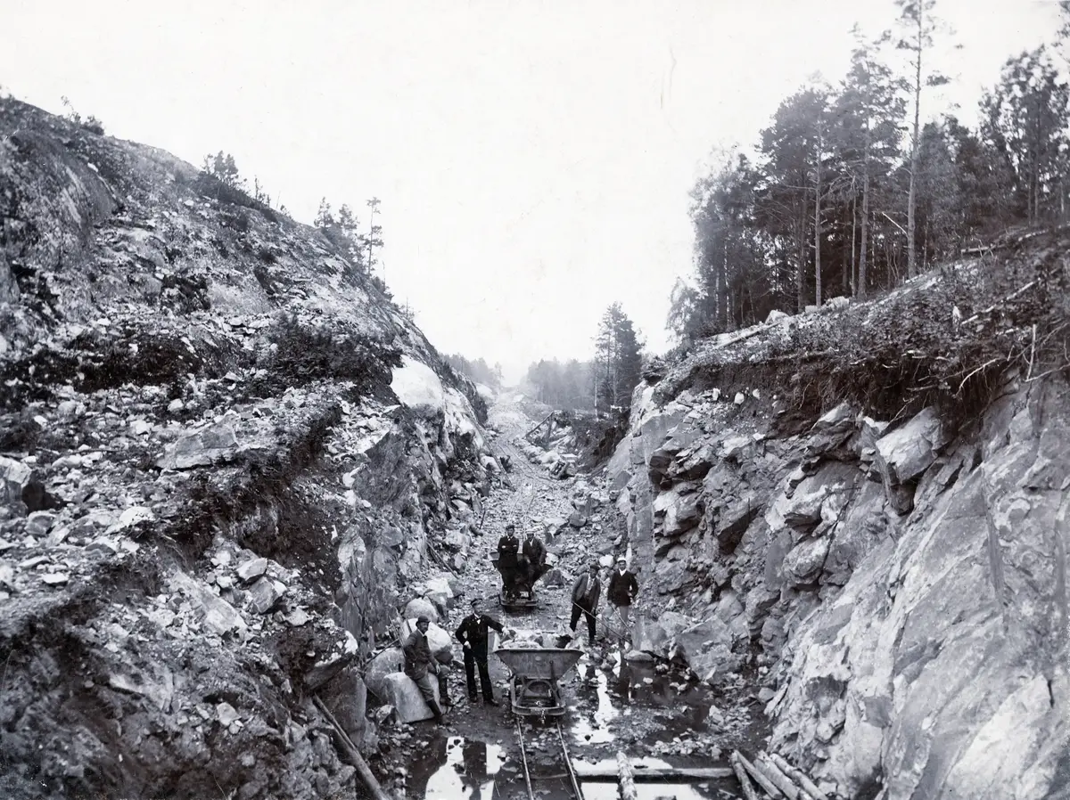 Nynäsbanan bygges 1899. Hammarberget genombrytes.