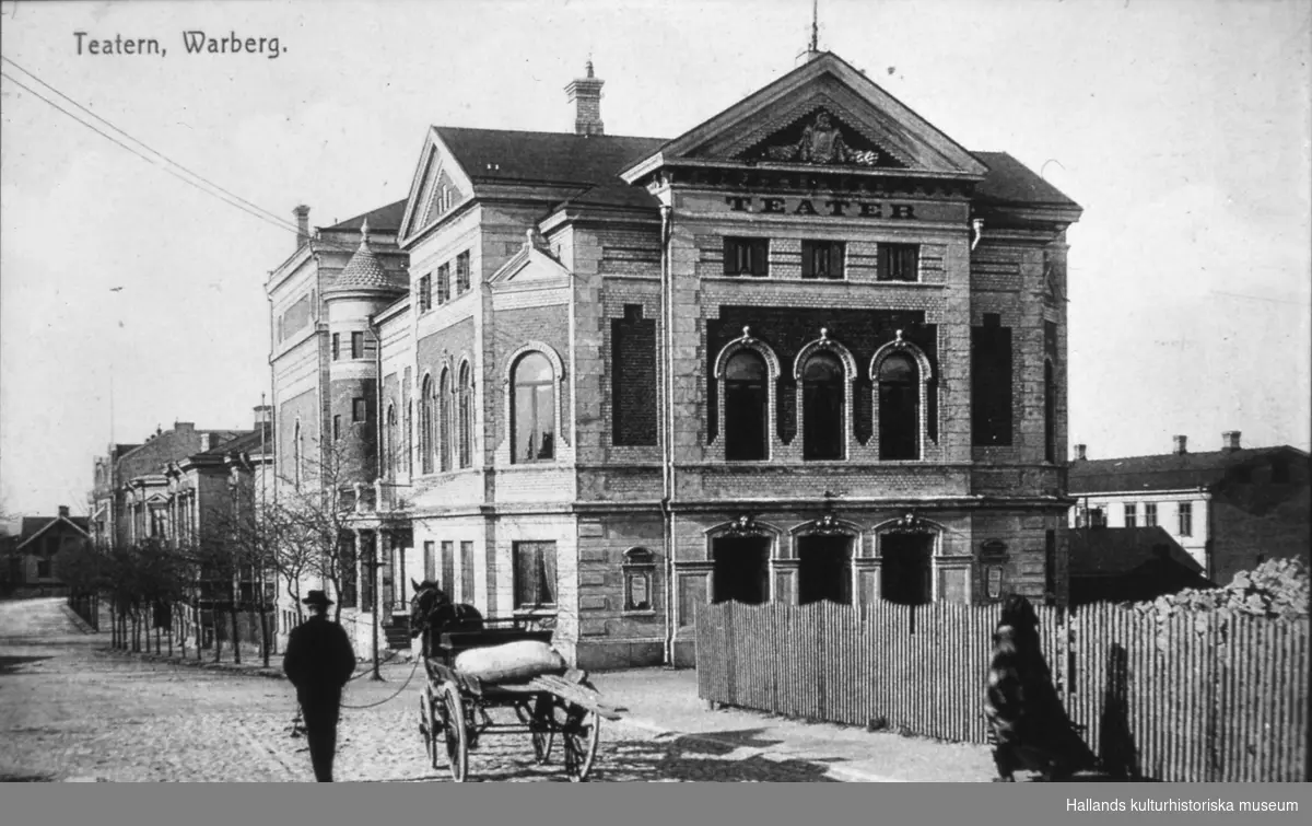 Vykort, "Teatern Warberg". Originalfotot taget 1913. Paret som passerar med häst och vagn var ett statarpar som bodde på torpet Store Mosse under gården Lindhov norr om Varberg.