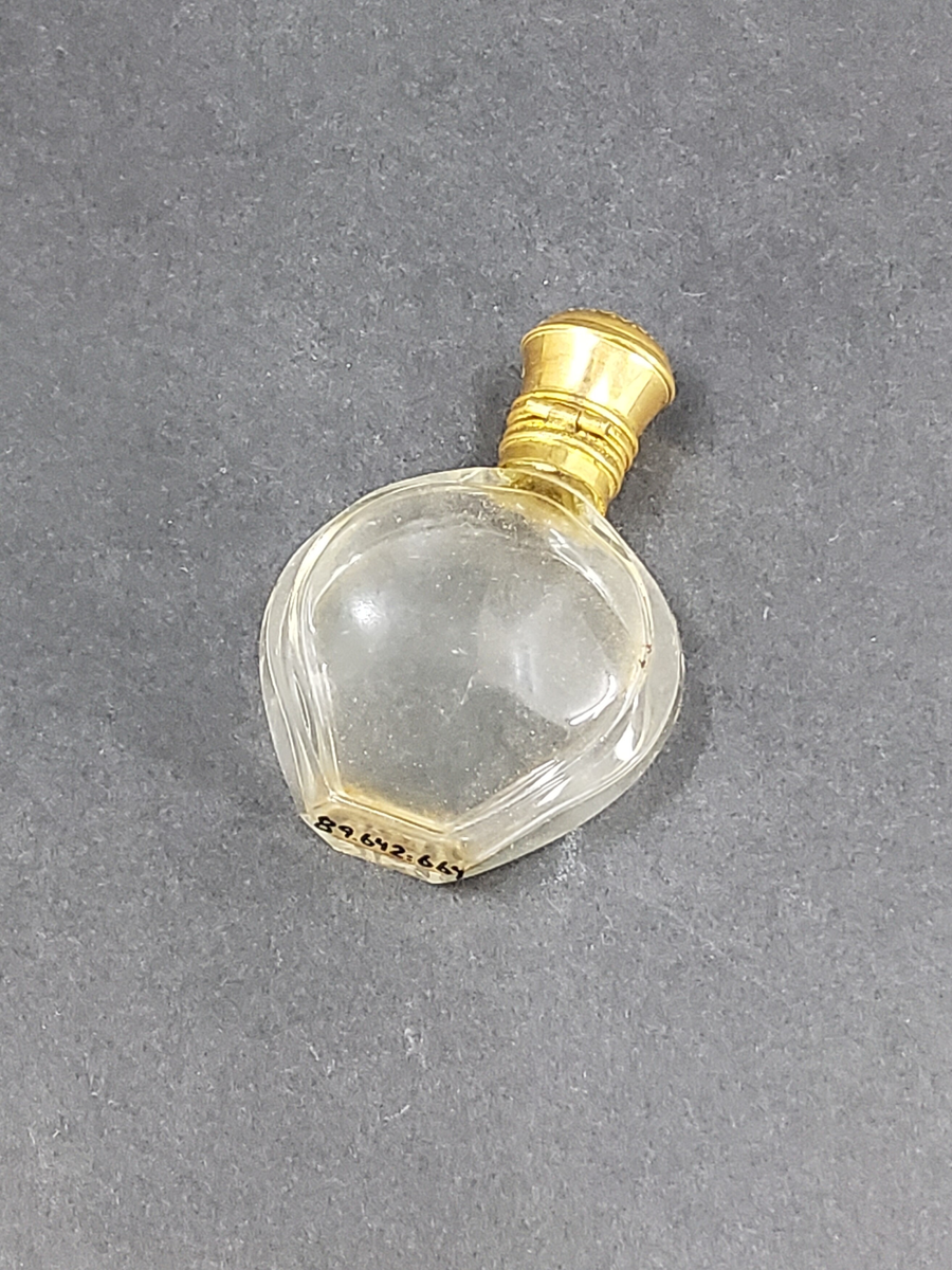 Parfymflaska, av glas med mässingslock