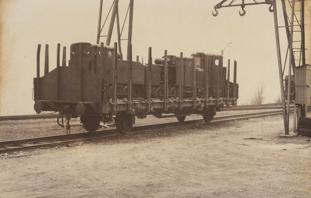 Godsvogn litra Os lastet med tre diesellokomotiver fra industribanen til Tinfos Papirfabrik på Notodden