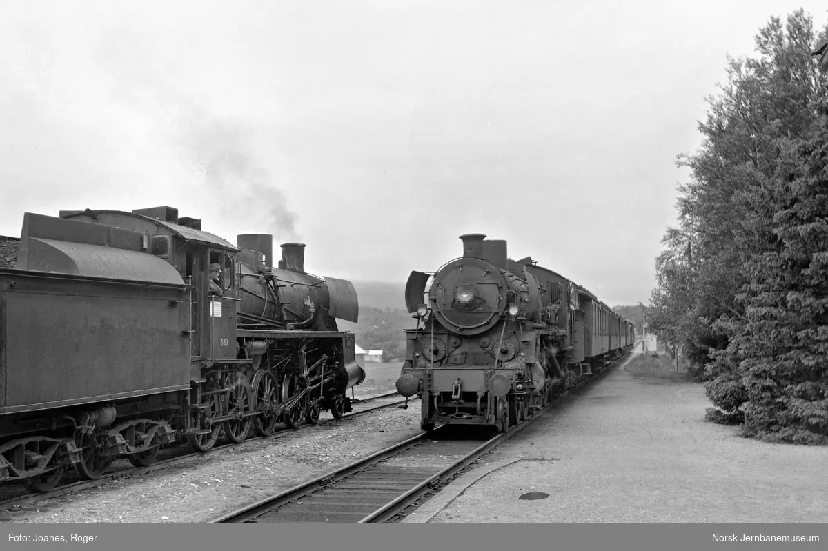 Kryssing mellom godstog retning Trondheim og dagtoget fra Trondheim til Oslo Ø, tog 302, på Glåmos stasjon. Damplok type 26c nr. 380 i godstoget (t.v.), og type 26c nr. 378 i tog 302.