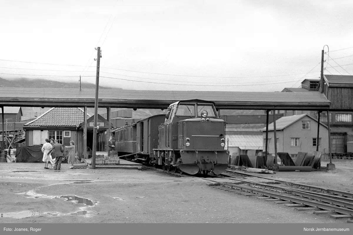 Blandet tog til Finneid på Lomi stasjon. Toget trekkes av diesellokomotivet ODIN.