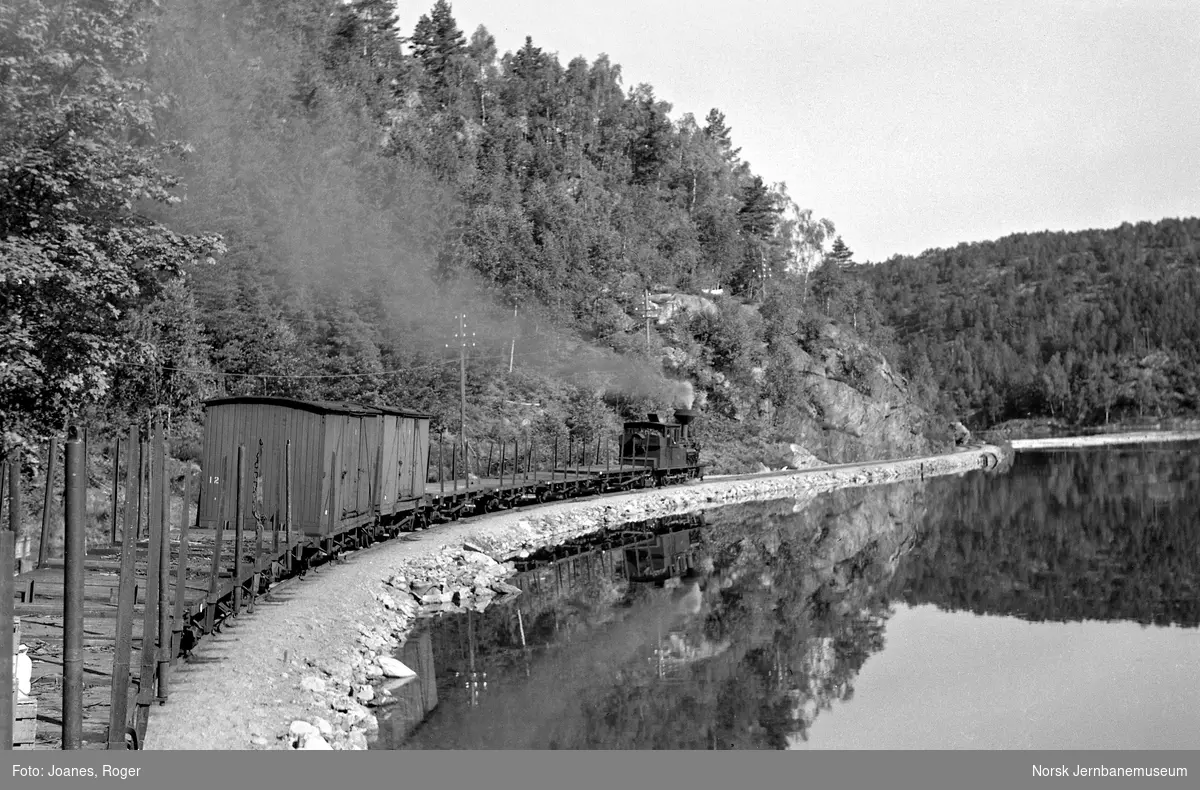 Blandet tog til Byglandsfjord ved Beihølen mellom Grovane og Røyknes. Toget trekkes av damplok type XXI nr. 2.
