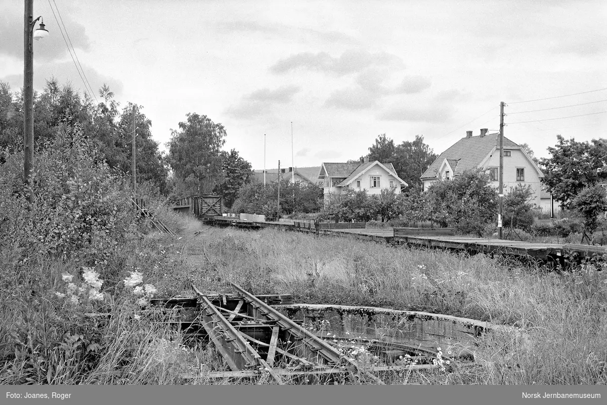Hensatte godsvogner ved svingskiven på Sørumsand stasjon på den nedlagte Aurskog-Hølandbanen. Til høyre godsvogn To 22.
