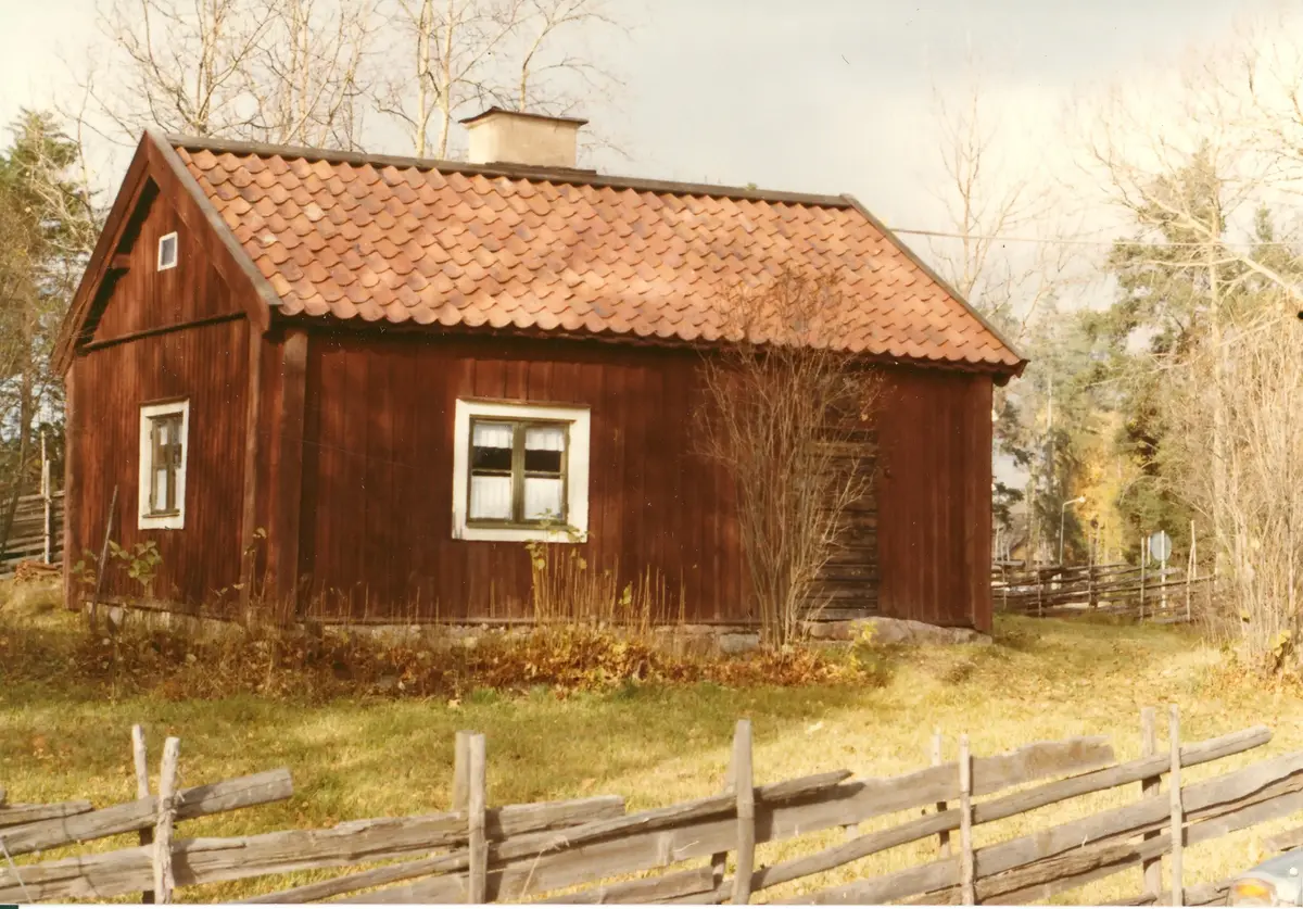Båtsmanstorp under Täby by rote nr 81, ligger vid Jarlabankes bro. Nu Museum. Båtsmännen har tillhört Södra Roslags l:a båtsmanskompani nr 81. Torpet uppfört senast 1802, då båtsman Anders Wahlberg, född 1779, med hustrun Greta Larsdotter bodde där. Enligt kartan över Täby by 1798 fanns ingen stuga på den nuvarande platsen. Däremot fanns den gamla båtsmansstugan på kyrkbacken strax Ö om klockstapeln, sannolikt samma backstuga, som kallades ”Täbybacken”. Där hade båtsmännen även hållit krog (”Nykrogen” 1769) och t.o.m. sålt öl under gudstjänsten. (1778)
Siste båtsman var Carl Johan Lundberg Wahlberg född 1861. Antagen 1882. Avsked 1889.
Namnet Runborg har med trädet rönn att göra och således inte med de närbelägna runstenarna.
Om torp/torpare allmänt, se relaterade objekt ::