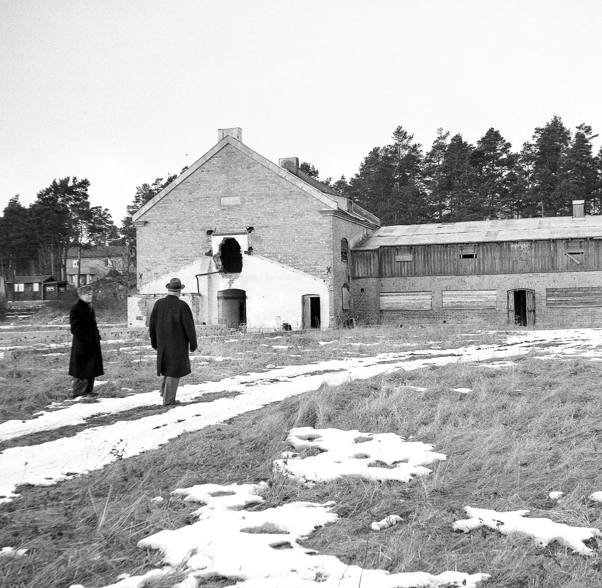 Bild av de rester som, på 1950-talet, fanns av Näsby gård. Tegelhuset lär ha varit kvarn, här höll borgarbrandkåren övningar till barnens glädje.
I bakgrunden syns hus vid Falkvägen.
