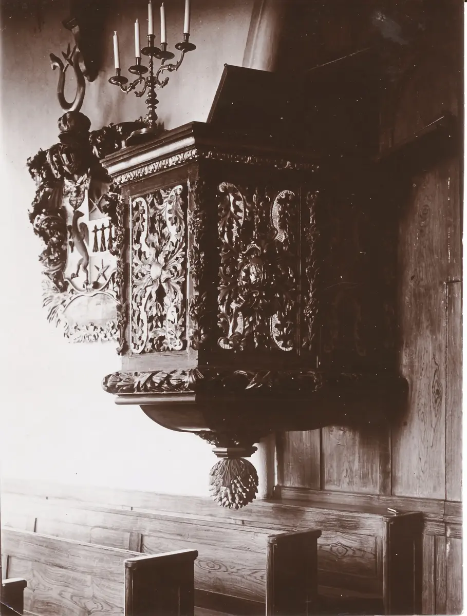 Taxinge kyrkas predikstol. Tillverkad av Anders Haysig i början av 1700-talet. ::