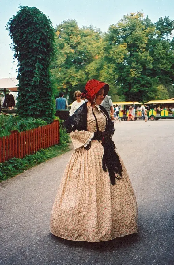 Hembygdsdräktens dag 2002. Ulla Brandt i Stockholmsklänningen.