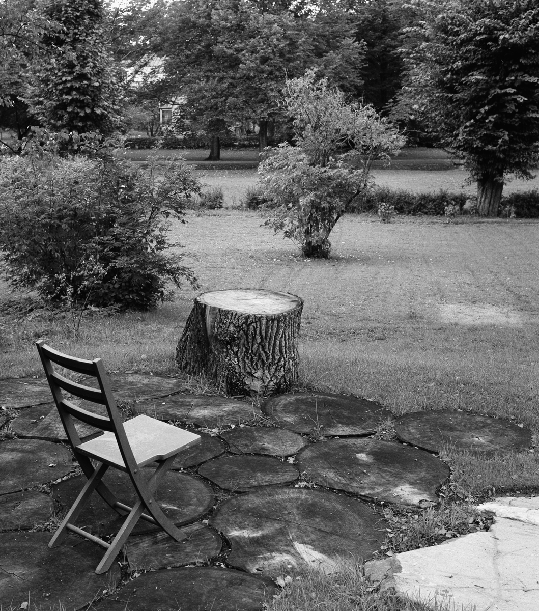 Villa Giertz
Exteriör, sittplats där marken belagts med kubb i trädgårdens södersluttning