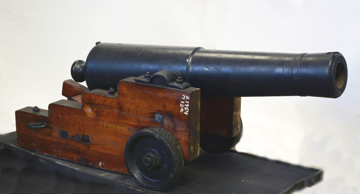 Fra protokollen: 2 saluttkanoner, har vært montert på branntårnet på Kleiva. Kanonene er montert på trelavett med jernhjul og jernaksel.
