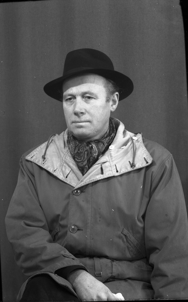 Portrett av mann med hatt,frakk