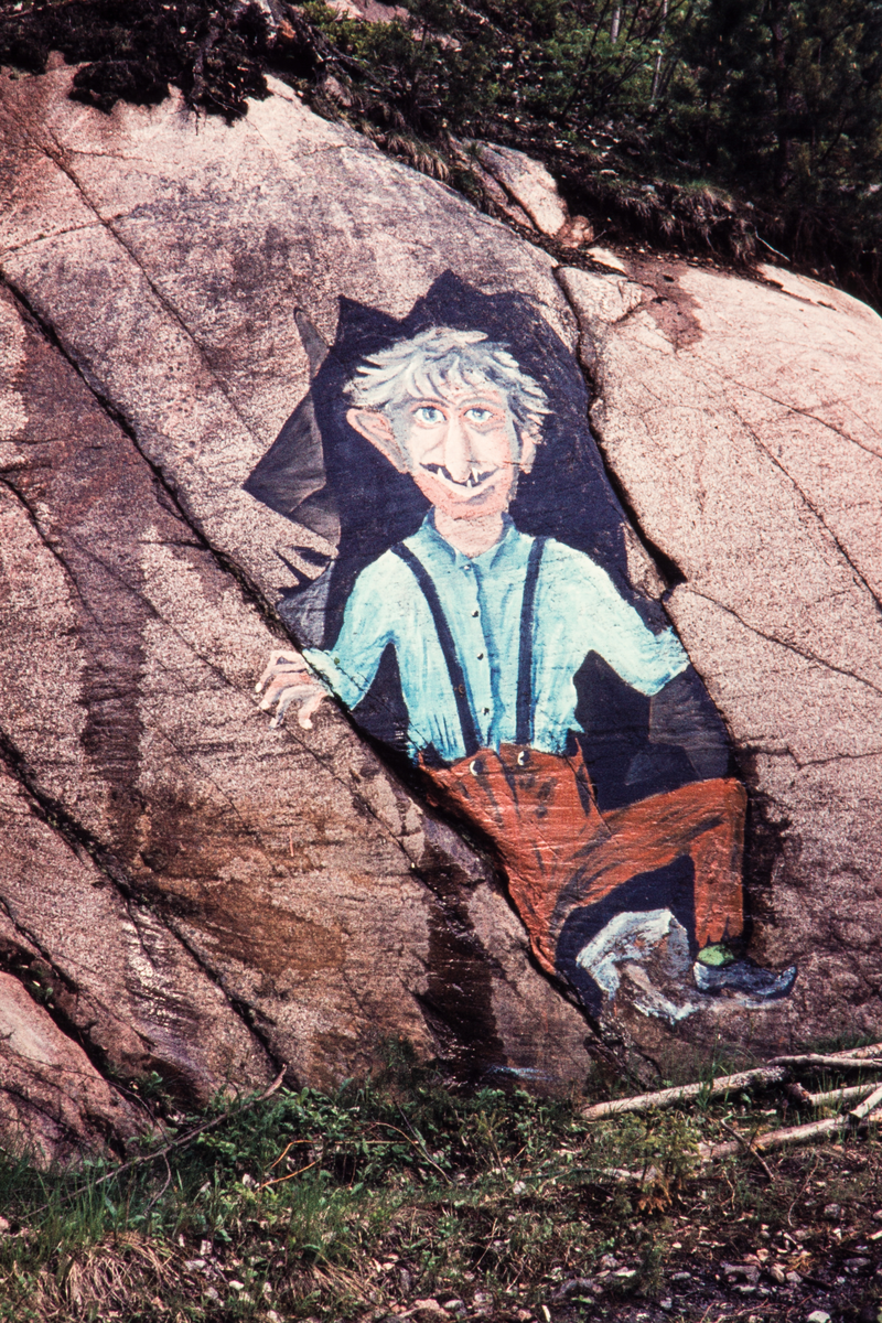Troll malt på fjellveggen ved Reinelia.
Kunstnerene, som var flere fra familen Engrønningen malte dette på en søndagsutflukt.