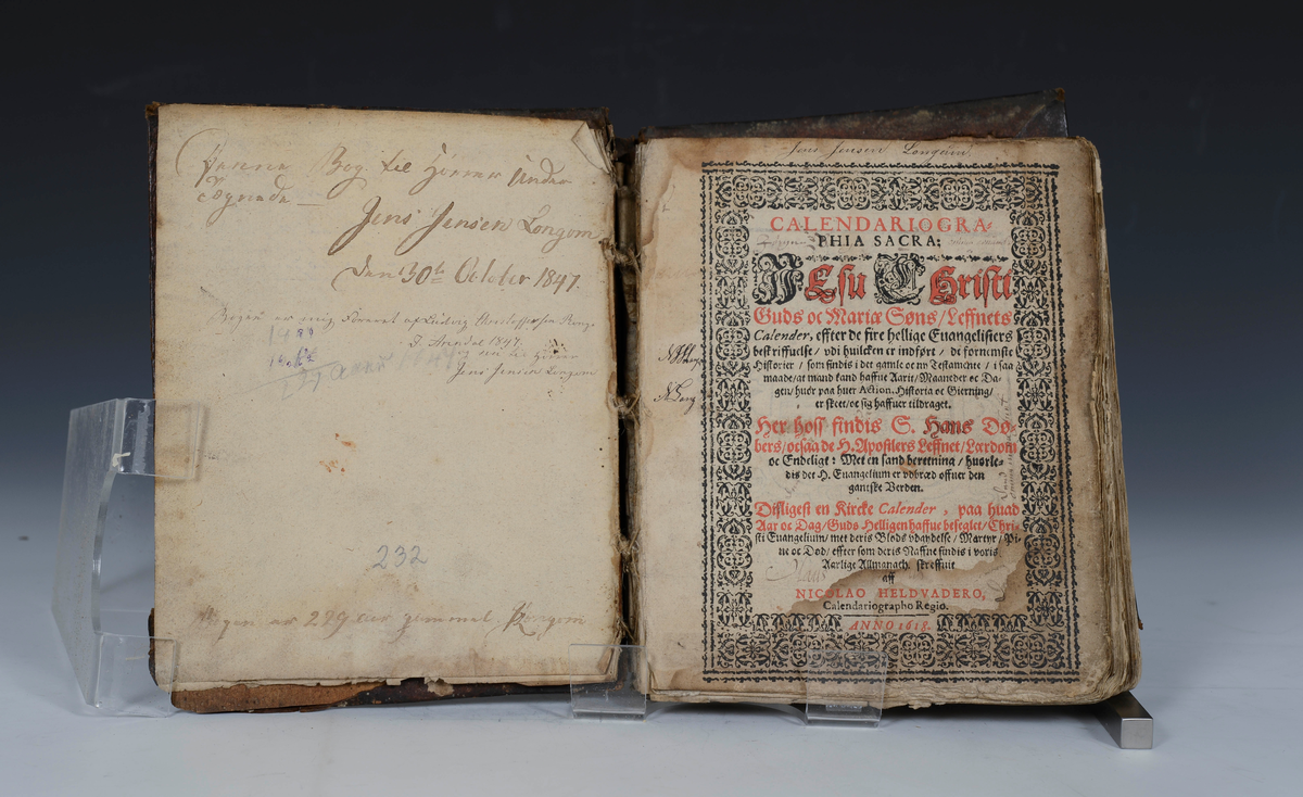 Prot: Calendariographie Sacra. Anno 1618. Av. Jesu Christi Leffnets Calender, aff Nicolao Heldvadero. Skindbind med træpærmer. Hellæder, defekt.