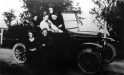 Familien til Lensmann Bertheussen søndagstur med Ford i 1926