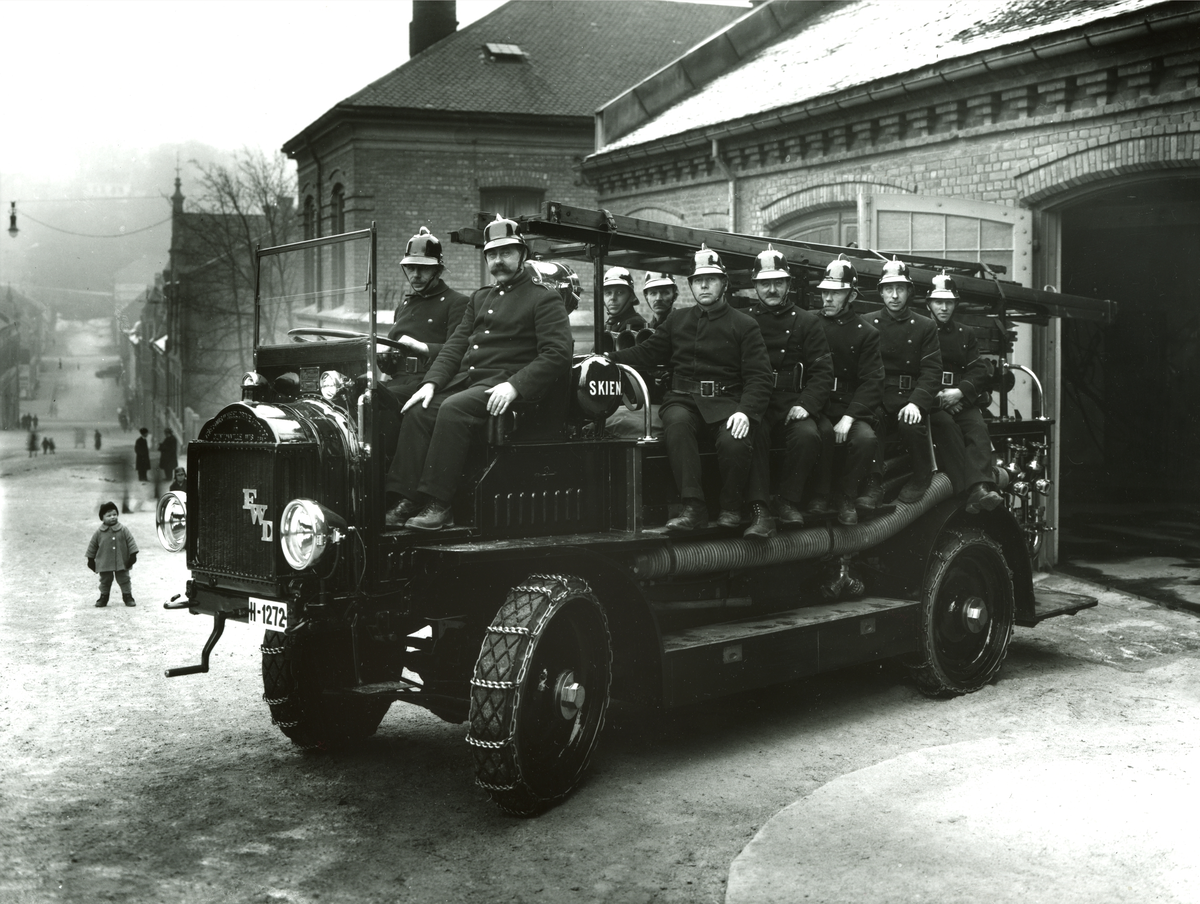 Fra protokollen: 
Brannbil. F.W. D., modell 1917. 68 h. k. (hestekrefter), fire-sylindret. Utstyrt med en "Arnag Hilpert"-pumpe, ytelse 1600 m/l. Karosseriet ble bygget av brannvesenets egne folk i 1926, og bilen ble satt inn som utrykningsvogn i 1927. Den sto som utrykningsvogn helt til i juli 1958, da den ble gitt til museet.