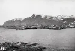 Melbu havn og det gamle kjølelageret sett fra Neptun Sildolj