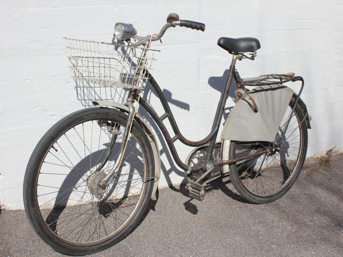 Sykkel produsert av fabrikanten Westby på Kongsvinger, etablert i 1897. Sykkelmodellen heter "W.-97". Forhjulet har "Viking"-dekk fra Askim Gummivarefabrik.