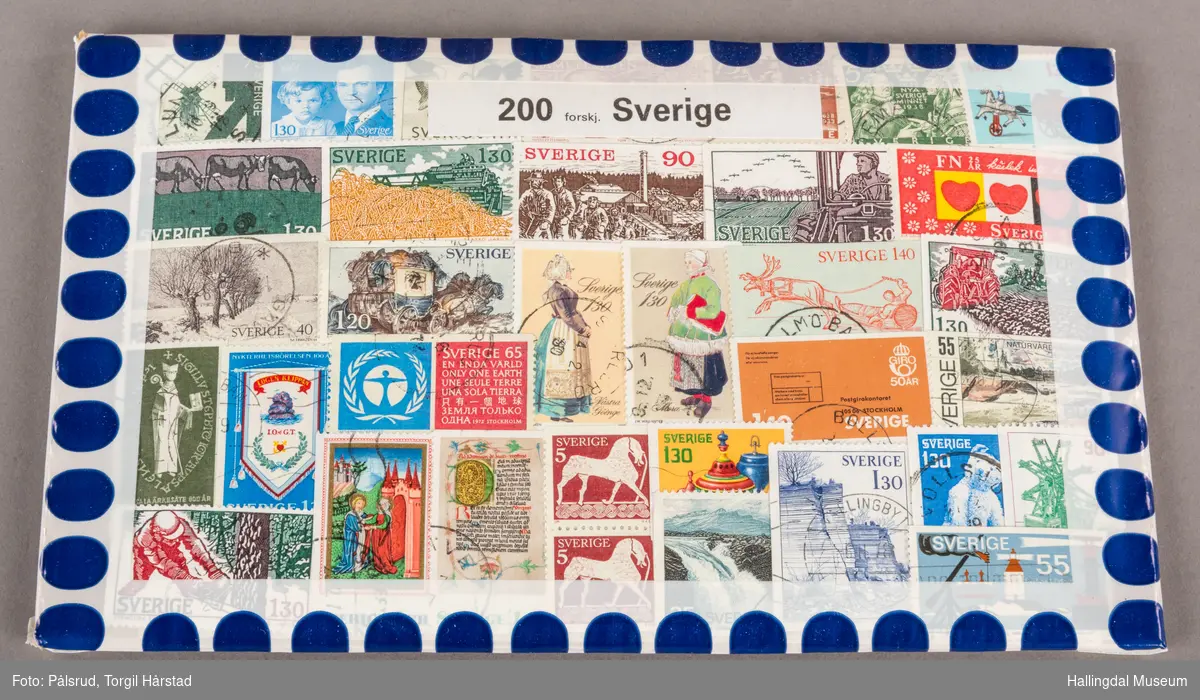 Pakke med 200 forskjellige frimerker fra Sverige. Pakket inn i plast med papplate bak. Laget for salg i butikken til TUBFRIM.