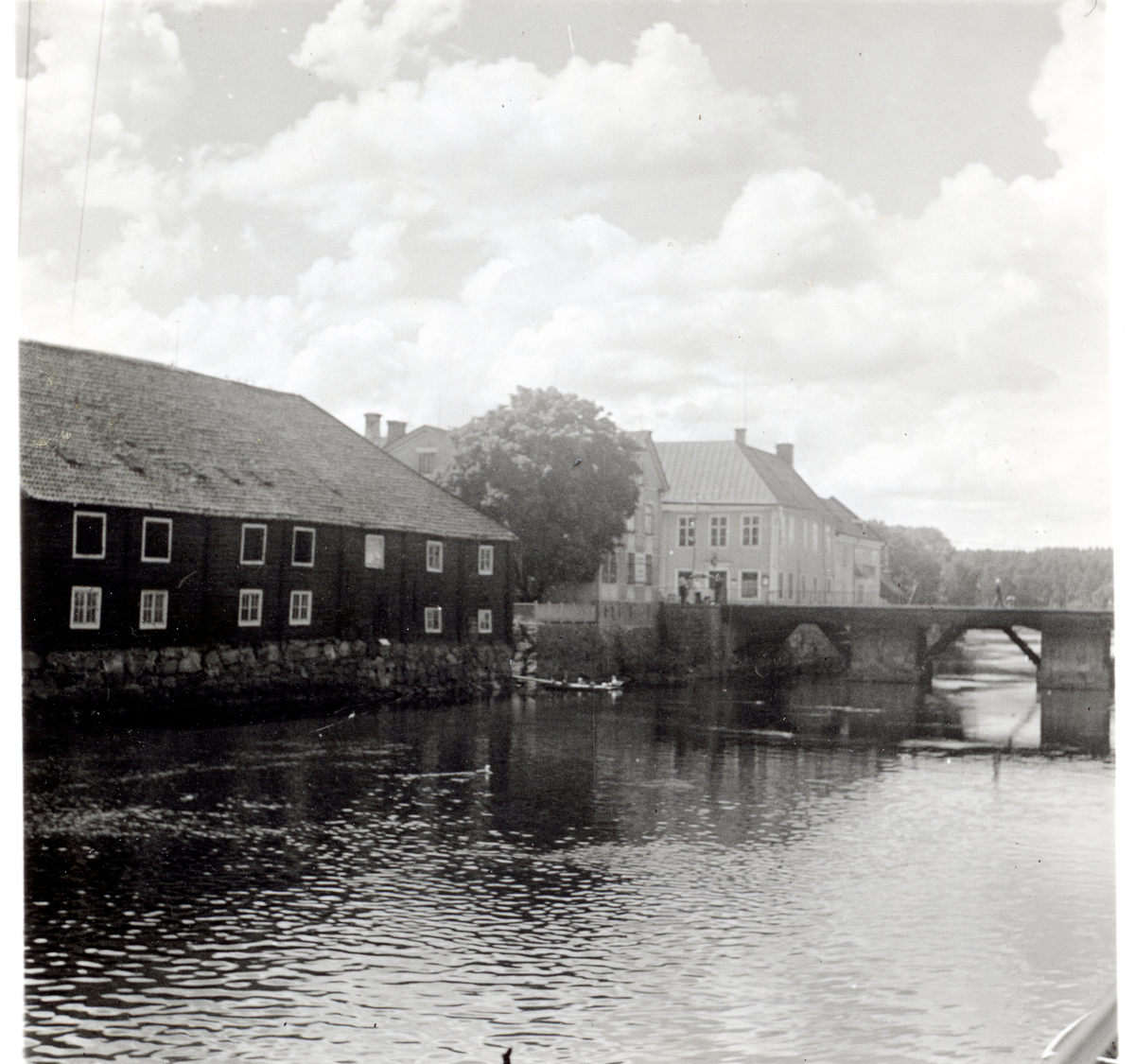 Arboga sf.
Byggnader utefter Arbogaån. 1937.