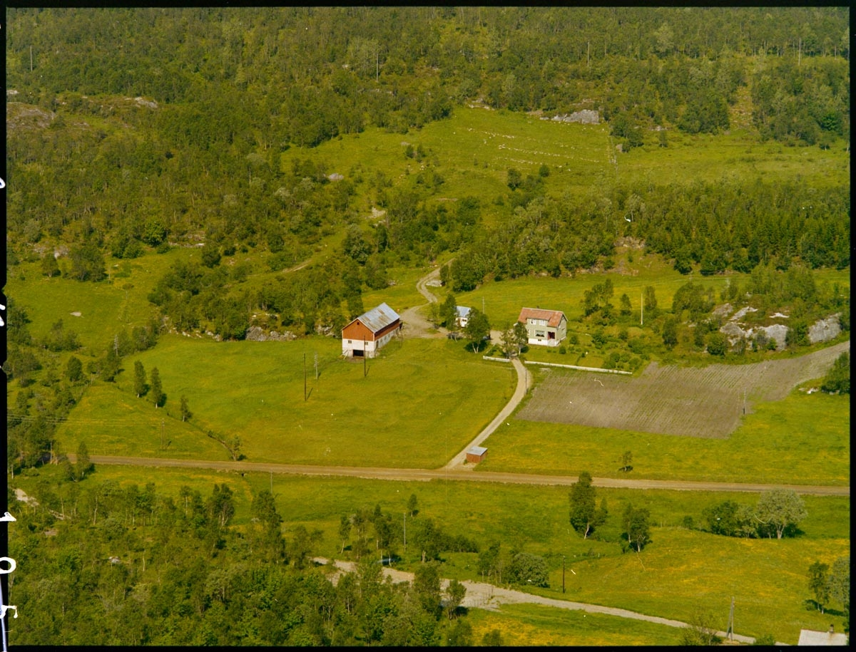Leirfjord,Leland. Flyfoto av gården til Johan Bjørsvik.